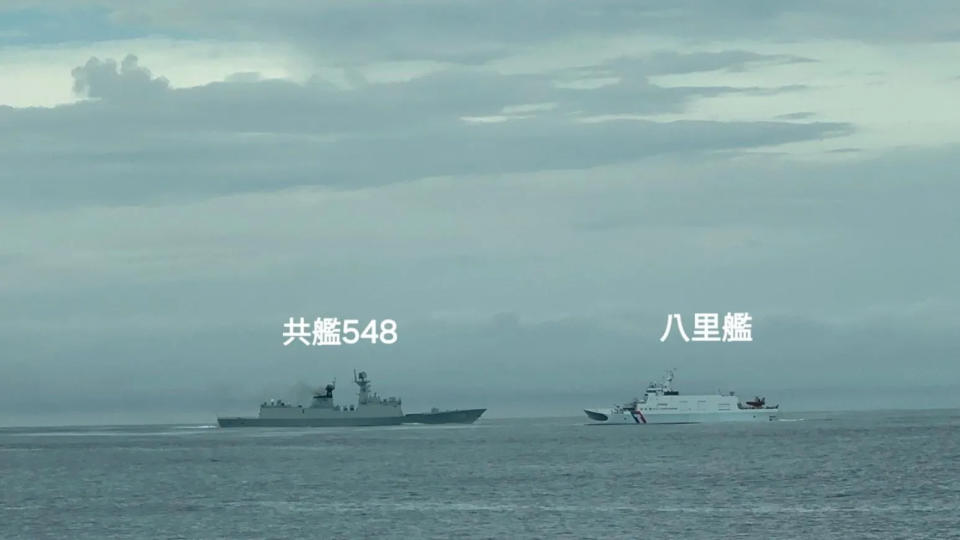 八里艦於24日上午10時32分驅離「益陽」號飛彈護衛艦畫面。（圖／海巡署）