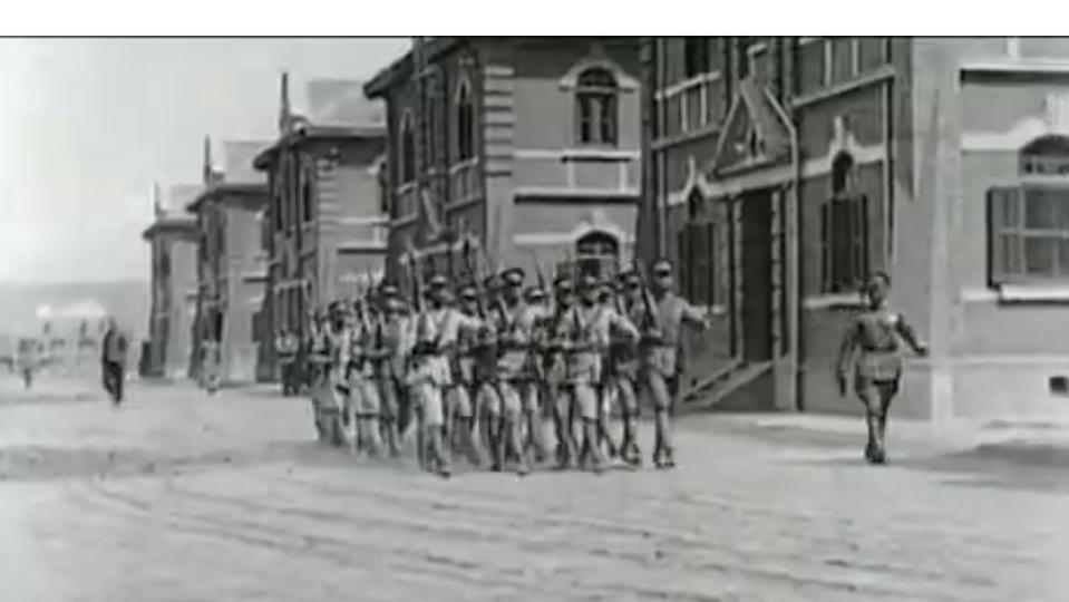 國軍部隊1929年在中國大陸由德國籍軍事顧問的士官長（右）訓練行進，當時為早期的德式正步，與後期國軍的正步不同。網路資料