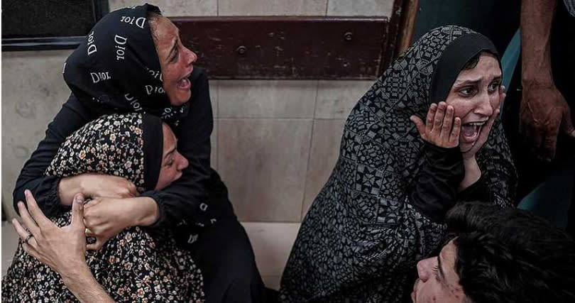 巴勒斯坦人在加薩一間醫院哀悼喪生的親人。