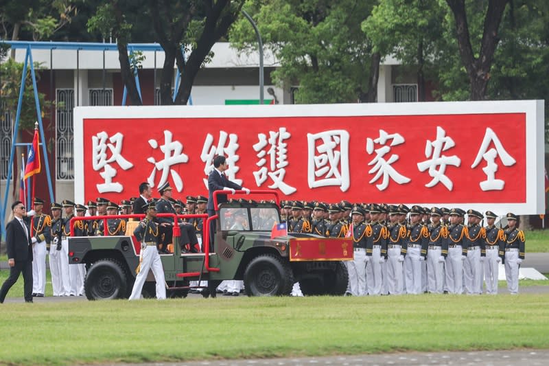 總統賴清德（車上站立者）16日上午在陸軍官校，出席「黃埔建校100周年校慶活動」，校閱地面部隊。（中央社）