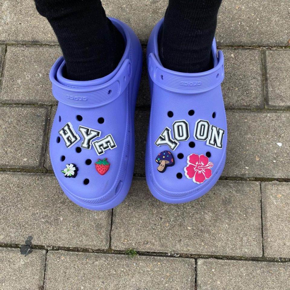 藍色Crocs洞洞鞋上有金惠奫名字「HYEYOON」的鞋扣圖片來源：IG@hye_yoon1110