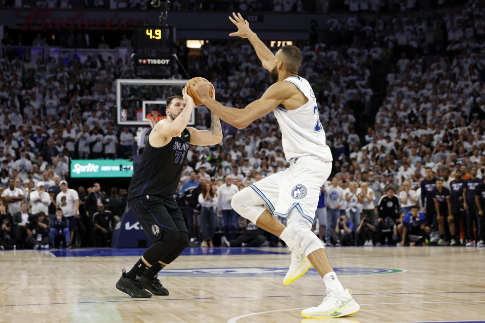 Luka Doncic命中致勝三分彈。（NBA Photo by David Berding/Getty Images)