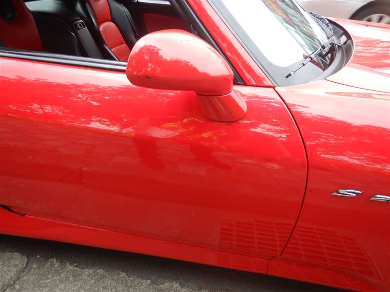紅色敞篷車被認出是日系神獸跑車，後照鏡被撞毀，但車主霸氣回應：不用賠償。(圖／翻攝畫面)