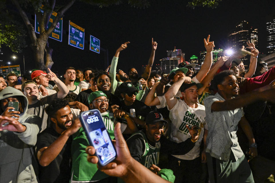 塞爾蒂克球迷徹夜狂歡。(Photo by Celal Gunes/Anadolu via Getty Images)