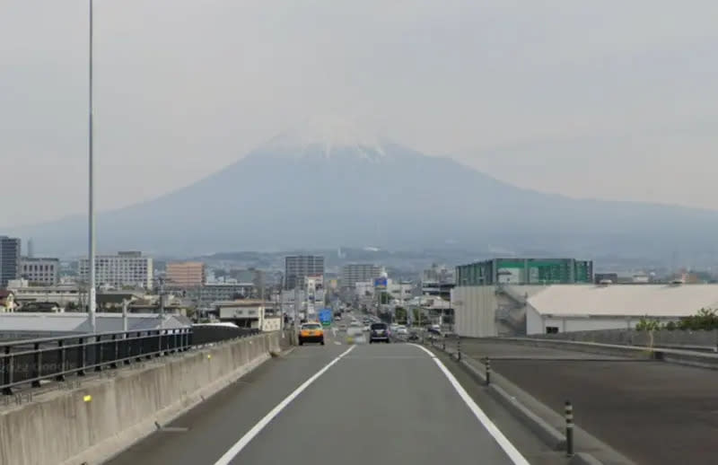 ▲靜岡縣的知名打卡點「富士山夢之大橋」，許多民眾在車道中央拍照，當地政府以及交通主管單位決定架起圍欄。（圖／翻攝自GoogleMap）