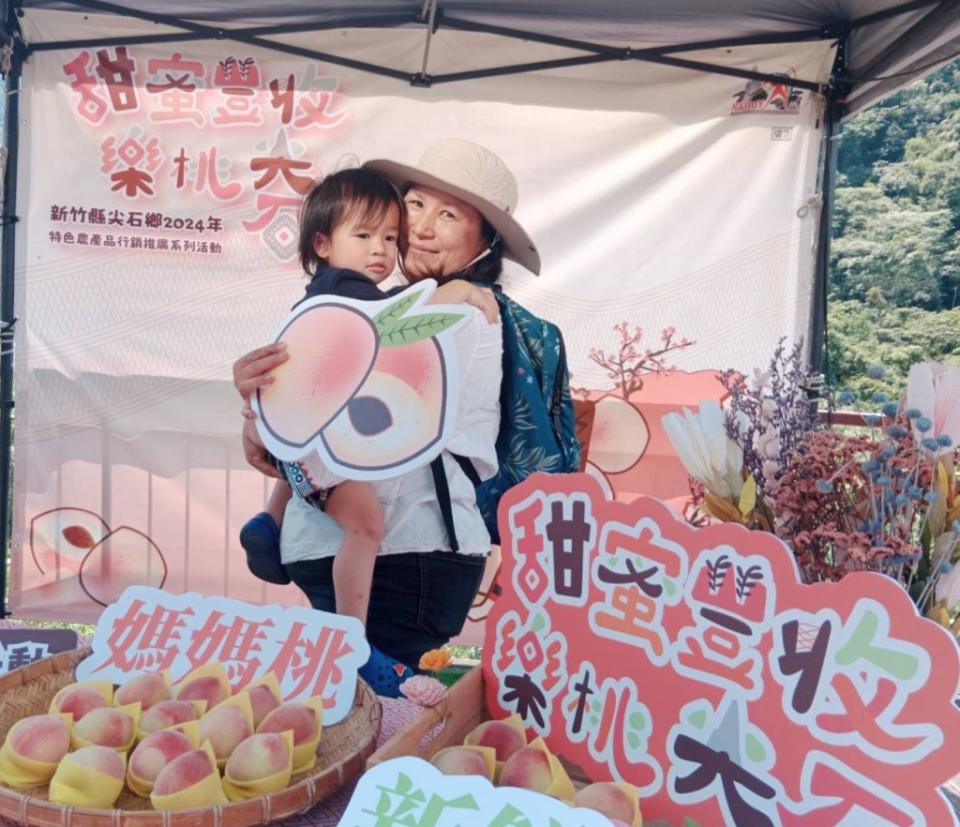 來自尖石鄉馬里光部落的3歲小弟弟陳㬜，跟隨媽媽田凱玲叫賣五月桃，成為在地農特產品最佳代言。（圖/記者黃溎芬攝影）