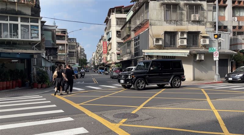 胡瓜跳上車子快閃。（圖／記者趙浩雲攝影）