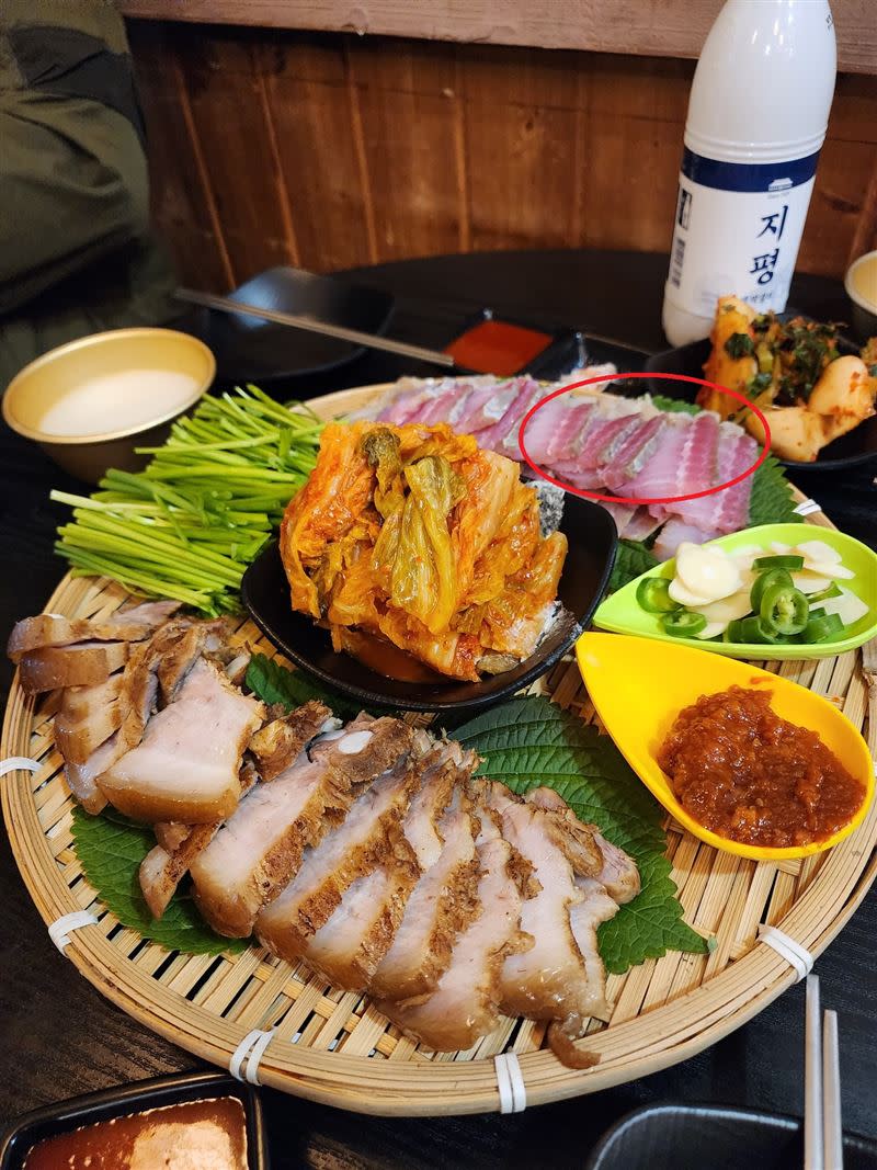 美食部落客「太咪瘋韓國」拍下和朋友聚餐時的照片，粉紅色的是魟魚片。（圖／翻攝自太咪瘋韓國臉書）