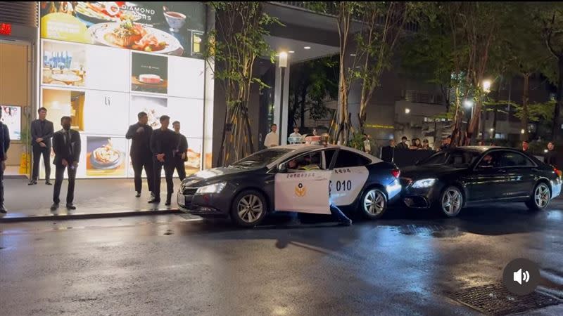 台北市大安警分局新生南路派出所警車，趕違停導車撞上邁巴赫。（圖／threads@ktc.121提供）