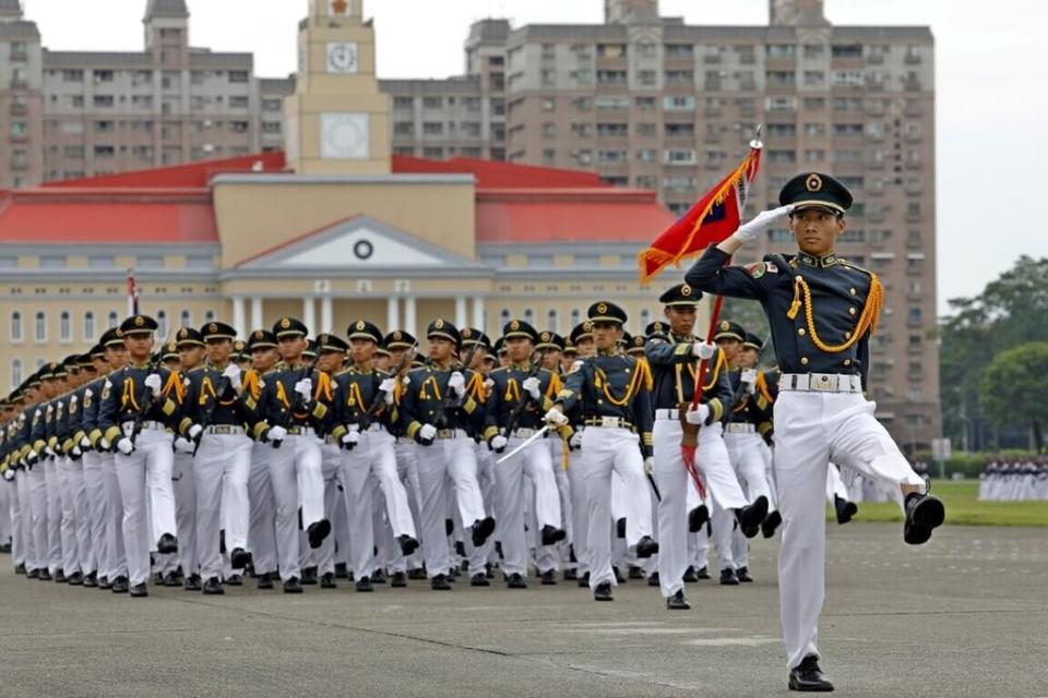 陸軍官校16日將舉辦黃埔軍校創校100周年慶祝活動，並於近日舉辦預演，圖為學生連踢正步。陸軍司令部提供
