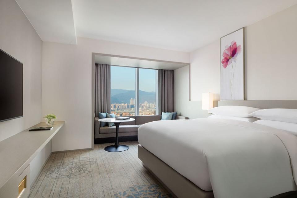 「台北國泰萬怡酒店」豪華客房走現代簡約時尚風格，令人沉浸於高空的都市景緻當中。（萬豪旅享家提供）