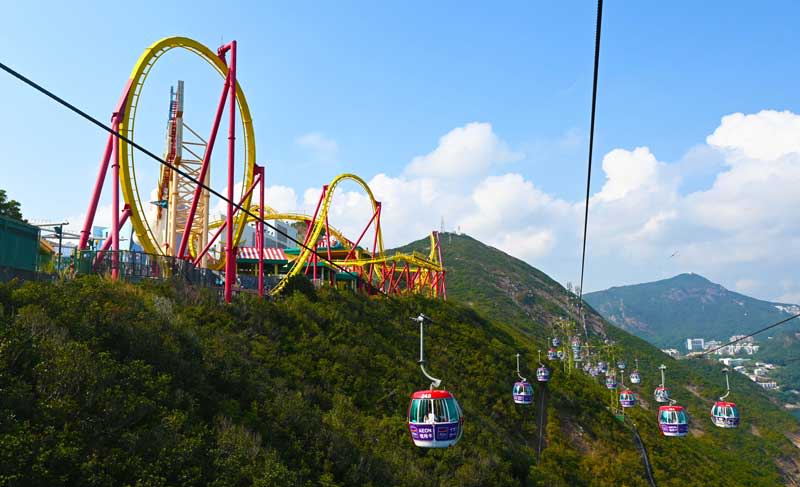香港海洋公園的遊樂設施可一邊遊玩一邊看山景海景。（香港海洋公園提供）
