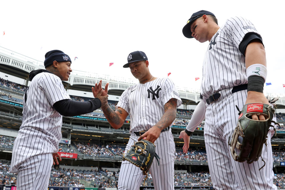 由左至右分別為Marcus Stroman、Luis Gil與Aaron Judge。(MLB Photo by New York Yankees/Getty Images)