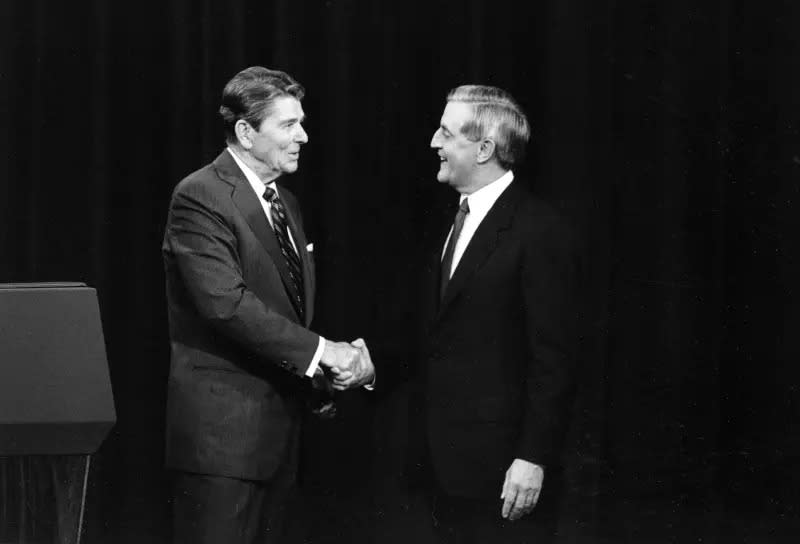 ▲1984年美國總統大選的第二場總統辯論中，代表共和黨的時任美國總統雷根(左)，對上民主黨孟岱爾 (Walter Mondale)，雷根以詼諧用語打破各界對他的年齡質疑。（圖／美聯社／達志影像）