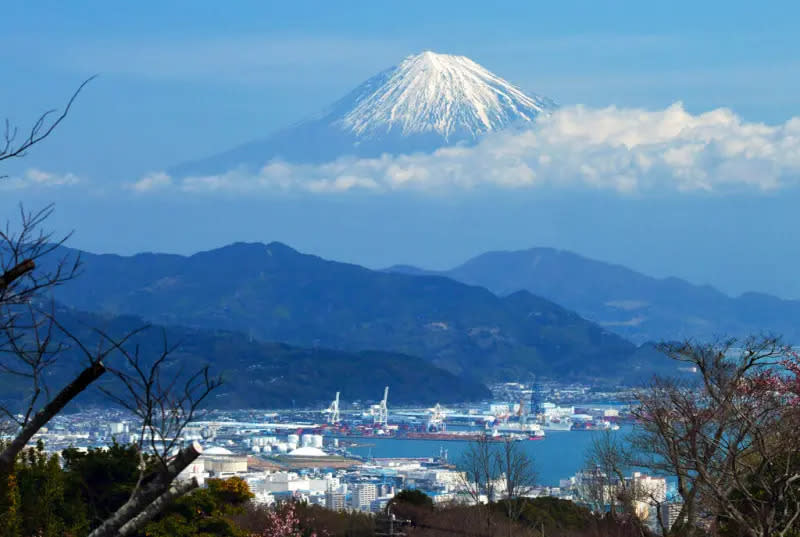 ▲富士山是日本的重要象徵，不只每年都吸引大批遊客前去「朝聖」，當地人民也相當在意富士山景受破壞一事。（圖／美聯社／達志影像）