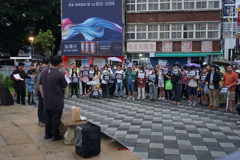 花蓮在地青年組成團體「洄萊．啟程」24日在花蓮市石來運轉前廣場發起「我在花蓮、我藐視國會」抗議行動，參與民眾帶著自製標語出席響應。（中央社）