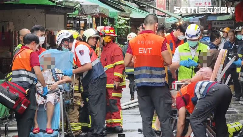 警消到場後，隨即協助9人脫困。（圖／翻攝畫面）