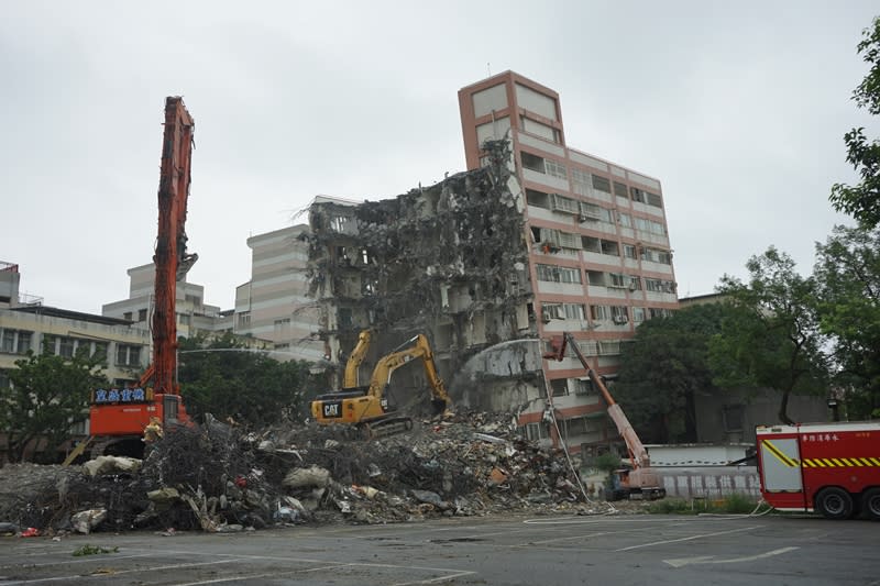花蓮市統帥大樓23日因餘震傾倒，截至5月1日，拆除進度接近五成。（中央社）