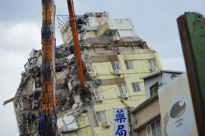 蓮富凱大飯店拆除第2天，25日按原定進度拆到6樓，拆除進度順利。（中央社）