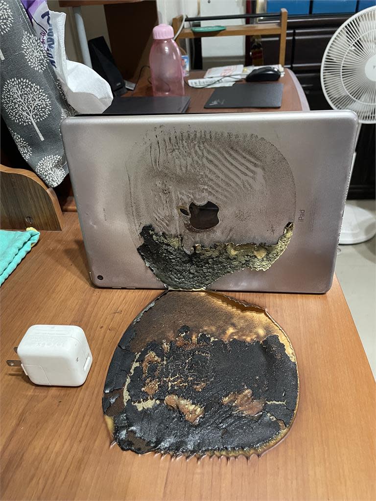 他iPad充電起火「自燃燒毀桌子」！網見使用瑕疵傻眼喊：別想蘋果賠