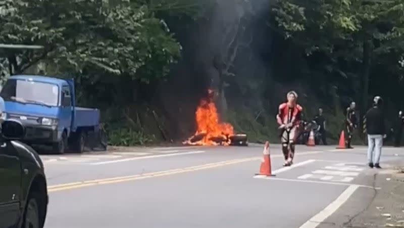 石碇區北宜公路20.9k今（16）日中午發生火燒車意外。（圖／翻攝畫面）