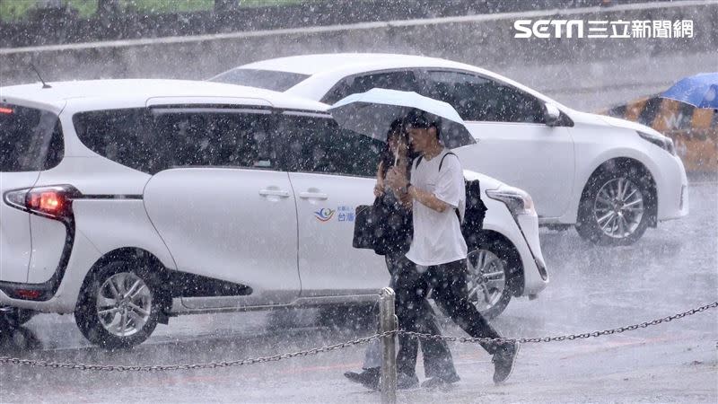 今明兩天滯留鋒持續在北部海面徘徊，西南部不定時偶有零星降雨的機率；午後對流發展的機率高。（圖／記者鄭孟晃攝影）