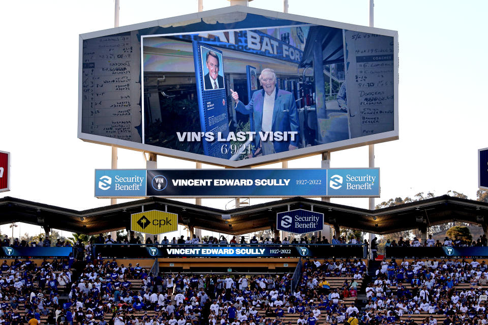 洛杉磯道奇主球場大螢幕上放出國寶級播音員Vin Scully致敬這位傳奇。（Gary Coronado / Los Angeles Times via Getty Images）