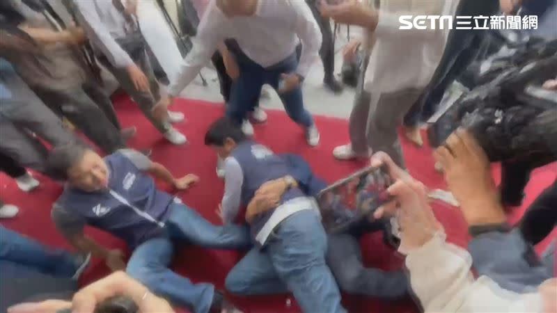 鍾佳濱與謝龍介稍早在議場門口發生肢體衝突，兩人扭打在地，場面十分失控。（圖／翻攝畫面）