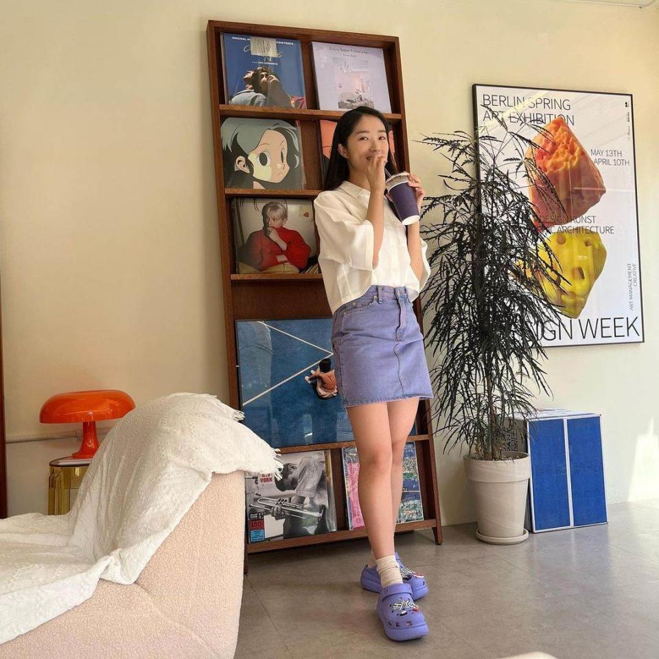 金惠奫用天藍色牛仔短裙搭配白色5分袖襯衫圖片來源：IG@hye_yoon1110