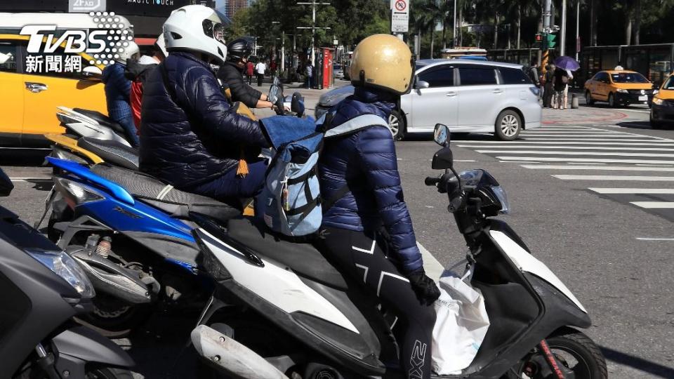 機車騎士幾乎人人必備一件防風且保暖的外套。（示意圖／shutterstock 達志影像）