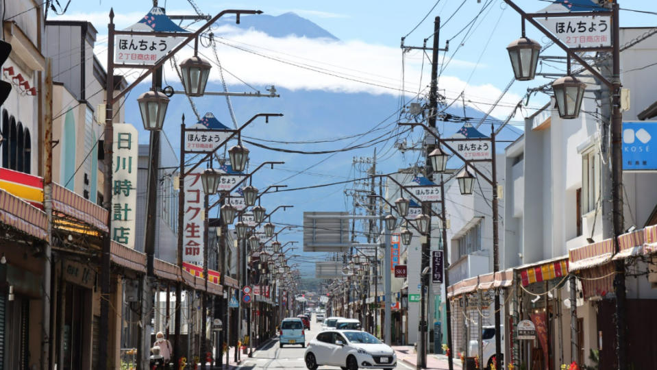 不堪遊客搶拍富士山任意停車　日本政府自設停車場、盼緩解觀光公害