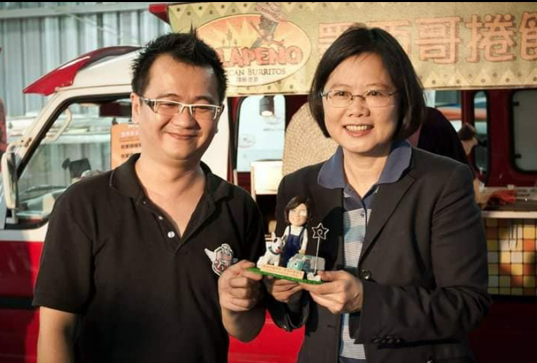 「胖卡協會」理事長龔修賢驚傳離世，蔡英文也是他的粉絲。取自龔修賢臉書