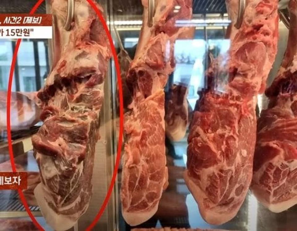 有另一家黑豬肉店被指控，賣腐肉給消費者。（翻自JTBC畫面）