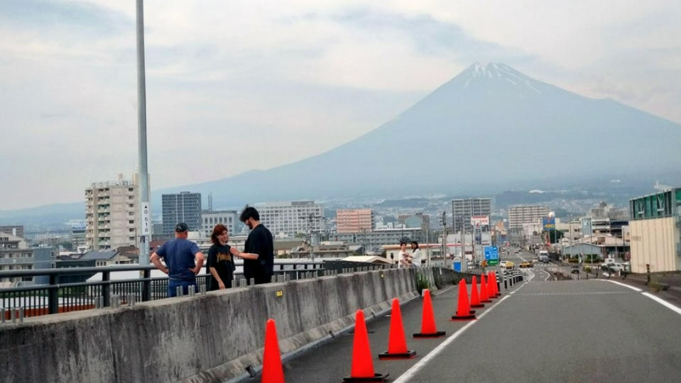 阻遊客闖車道拍照　日本「富士山夢之大橋」架設柵欄