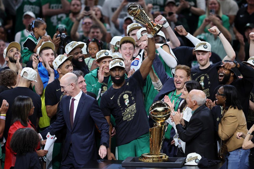 NBA 2023-24賽季總冠軍球隊波士頓塞爾蒂克，賽後Jaylen Brown也獲頒FMVP。(Photo by Adam Glanzman/Getty Images)