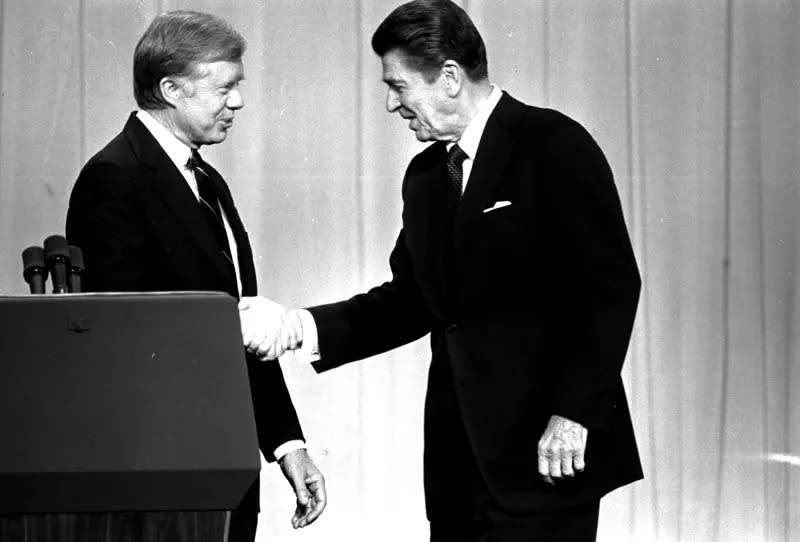▲1980年總統大選，代表共和黨的雷根(圖右)，挑戰民主黨總統卡特（Jimmy Carter），雷根在辯論過程頻頻上演金句。（圖／美聯社／達志影像）