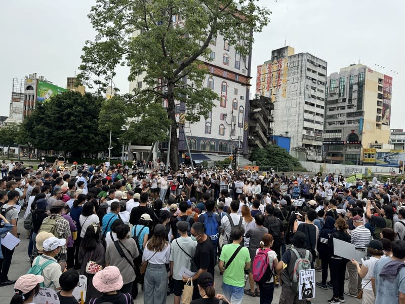數百位民眾齊聚台中火車站前，高喊「反對黑箱、藐視國會」。 圖片來源：中央社