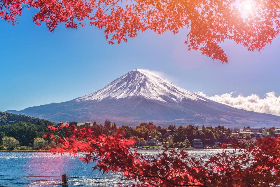 富士山襯著楓葉美景（圖片來源：Getty Creative）