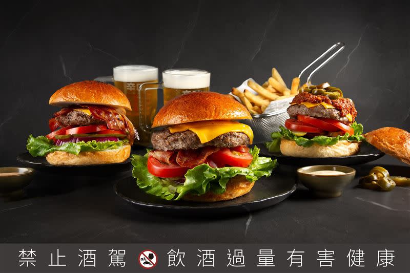 台北萬豪酒店Lobby Lounge「豪享吃堡」活動，指定漢堡、生啤酒買一送一。（圖／飯店旅宿業者提供）
