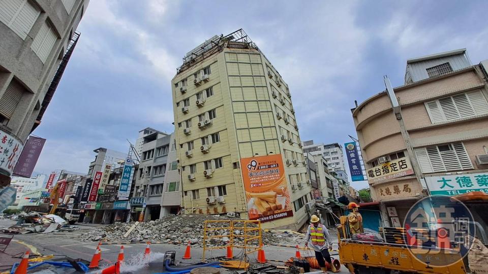 花蓮富凱大飯店因423地震傾斜，目前已展開拆除作業。