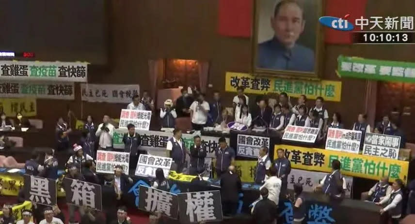 民進黨團在韓國瑜宣讀議事規則時不斷出聲抗議。（圖／中天新聞）