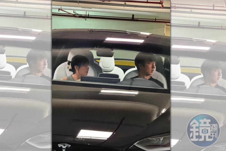 6/4 16：23 胡釋安和圈外女友到台北特斯拉交車中心取車，兩人試駕頗滿意，這輛車是胡瓜的生日禮物。