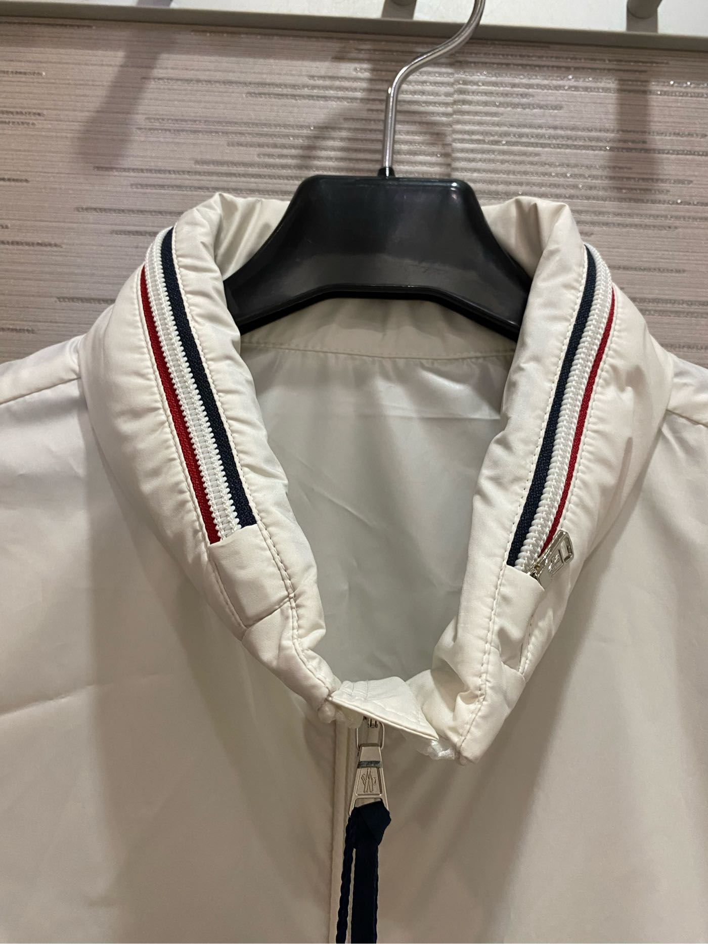 【EZ兔購】~正品 moncler LOGO 防水 風衣 外套 連帽 現貨 青年款=男 成人 XS S 原價16800