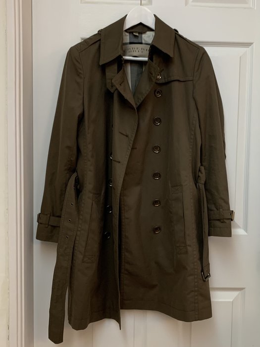 新款的 Burberry 軍綠色風衣外套～保證正品 出清不議