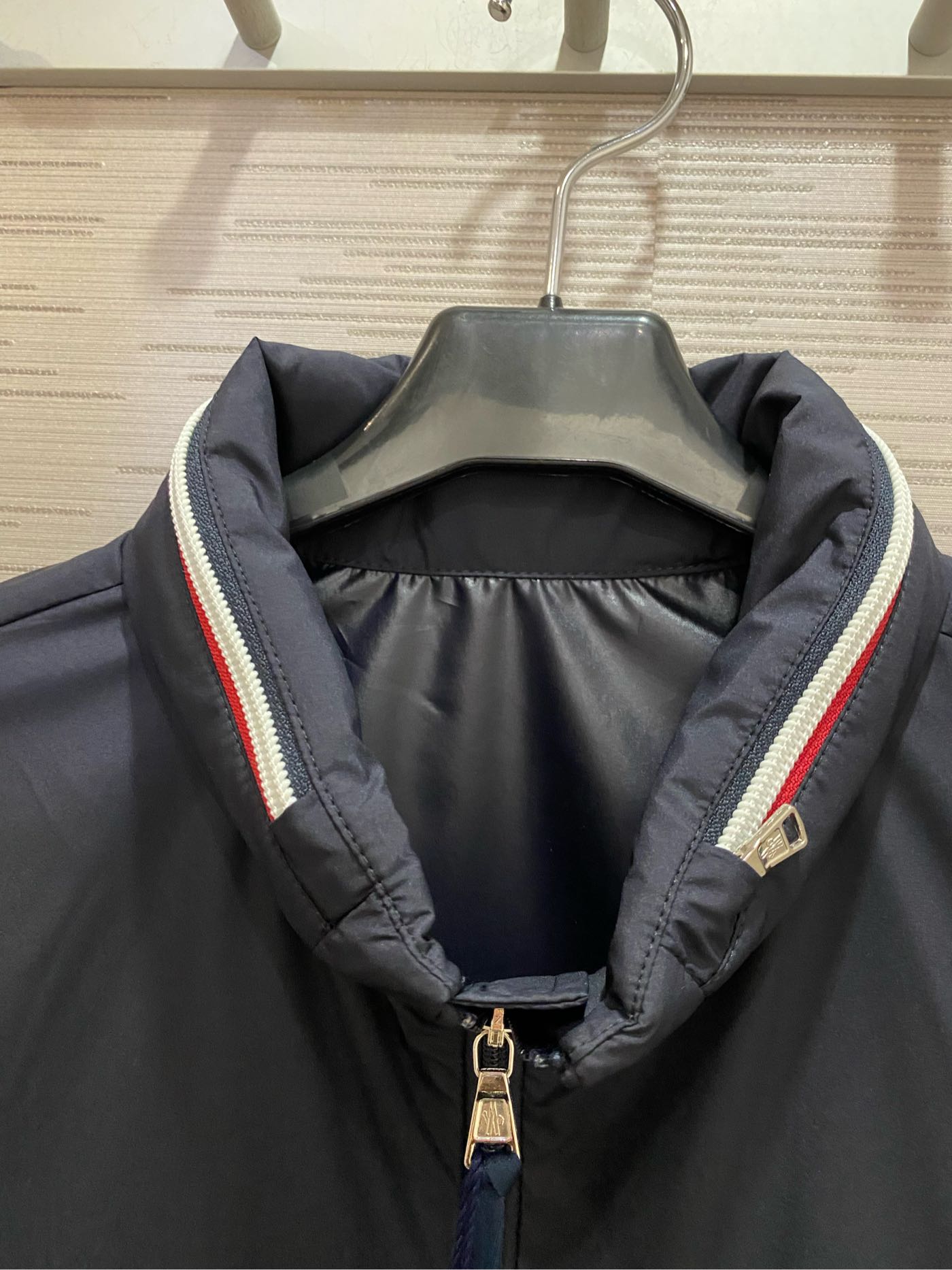 【EZ兔購】~正品 moncler LOGO 防水 風衣 連帽 可藏 外套 現貨 青年款=男 成人 XS S 原價15800