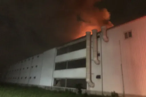 台南後壁養雞場起火了　3樓建物頂樓冒火煙