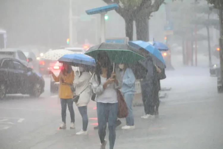 今（18日）下午全台各地降下雷雨。資料照