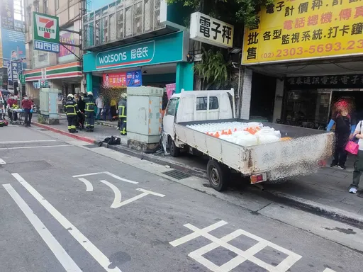 貨車煞車失靈衝上人行道傷2人　驚險畫面曝光！騎士險被撞一轉頭嚇壞了