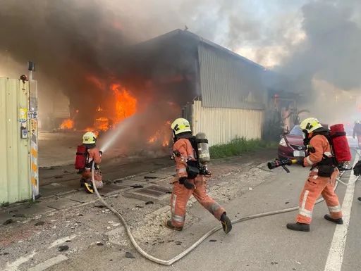 新竹園藝倉庫全面燃燒　警消2小時撲滅火勢無人員傷亡