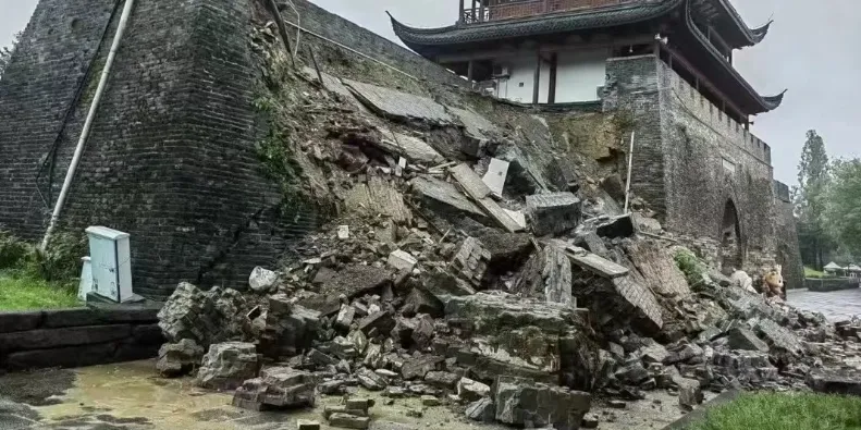 一瞬毀千年！中國暴雨威力超強　10秒影片見證1000年古城牆坍塌